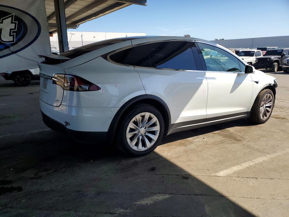 2018 Tesla Model X მანქანა იყიდება აუქციონზე, vin: 5YJXCAE21JF106367, აუქციონის ნომერი: 59001636