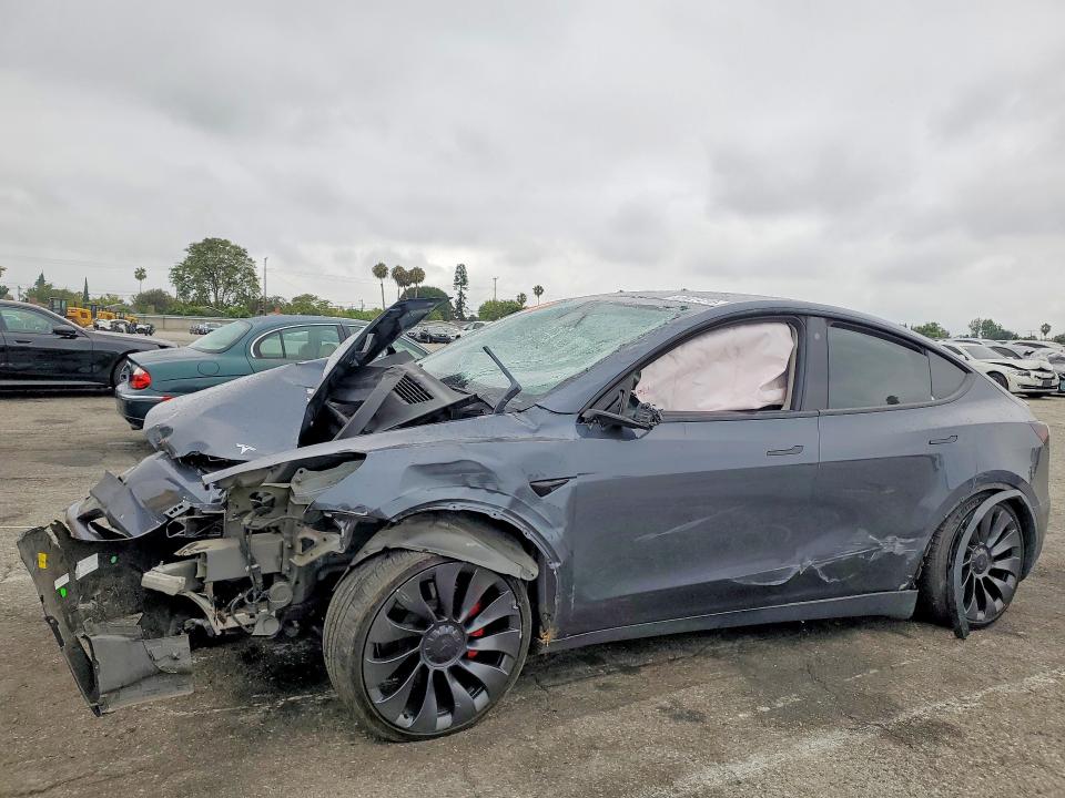 59627316 :رقم المزاد ، 7SAYGDEFXNF551647 vin ، 2022 Tesla Model Y مزاد بيع