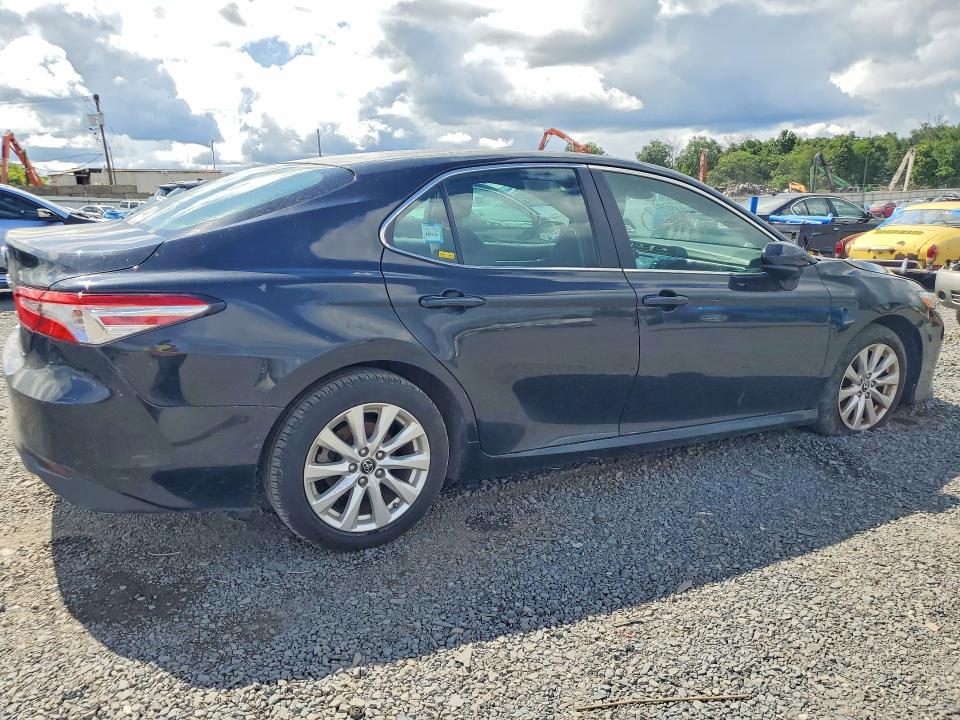 62709106 :رقم المزاد ، 4T1B11HK4JU070429 vin ، 2018 Toyota Camry مزاد بيع