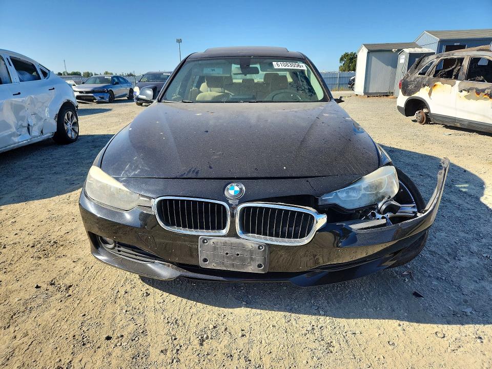 61083056 :رقم المزاد ، WBA3C3C54DF981866 vin ، 2013 Bmw 320 مزاد بيع