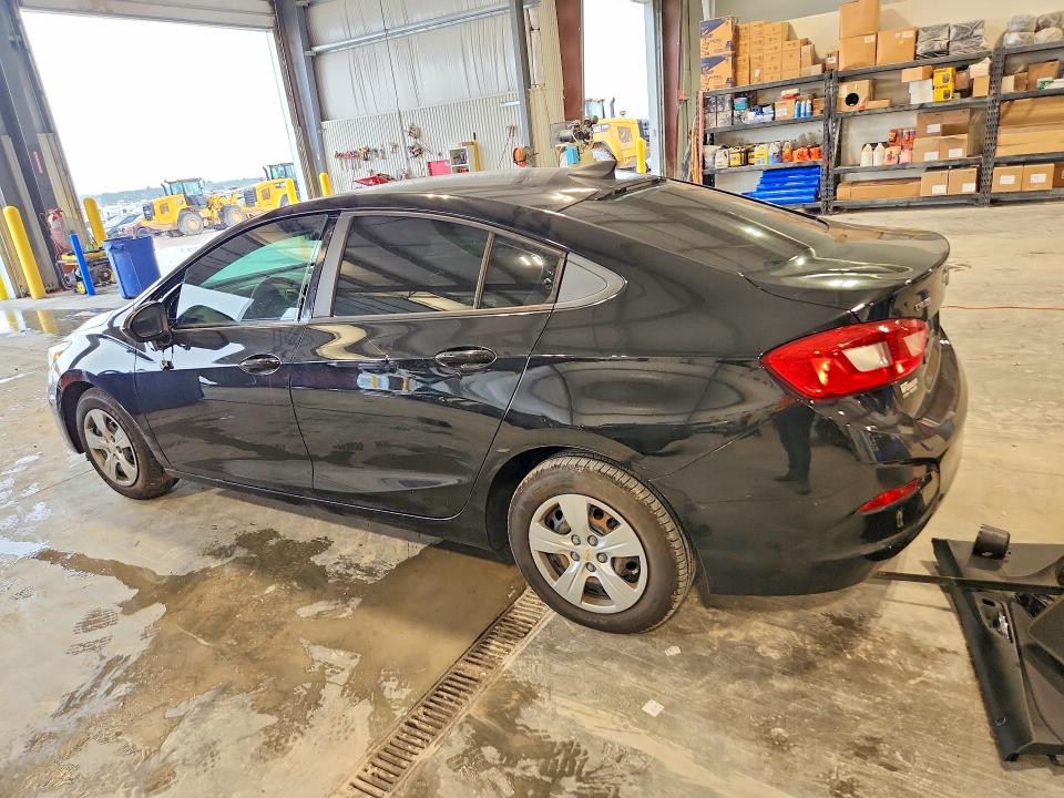 62833976 :رقم المزاد ، 1G1BC5SM6J7159006 vin ، 2018 Chevrolet Cruze مزاد بيع