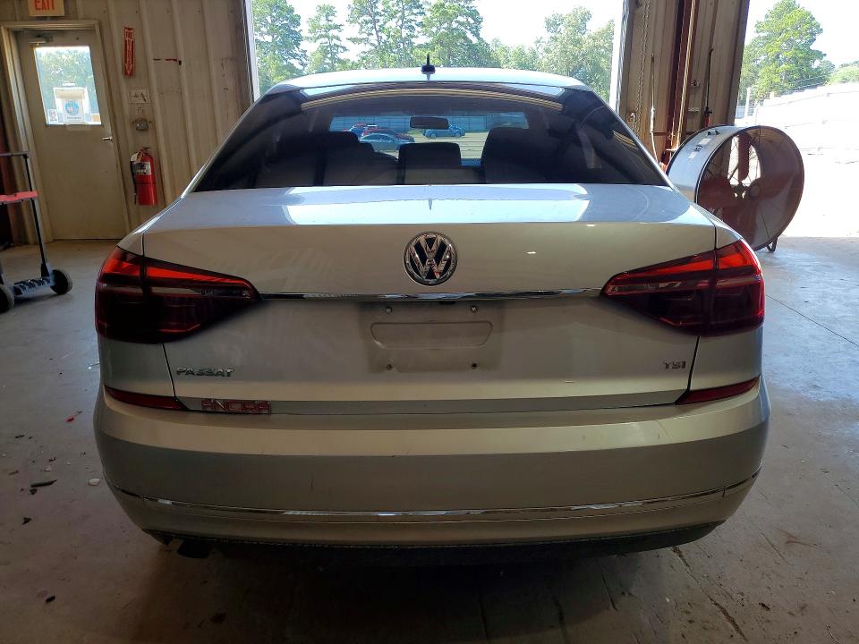 61916626 :رقم المزاد ، 1VWAT7A30HC029504 vin ، 2017 Volkswagen Passat مزاد بيع
