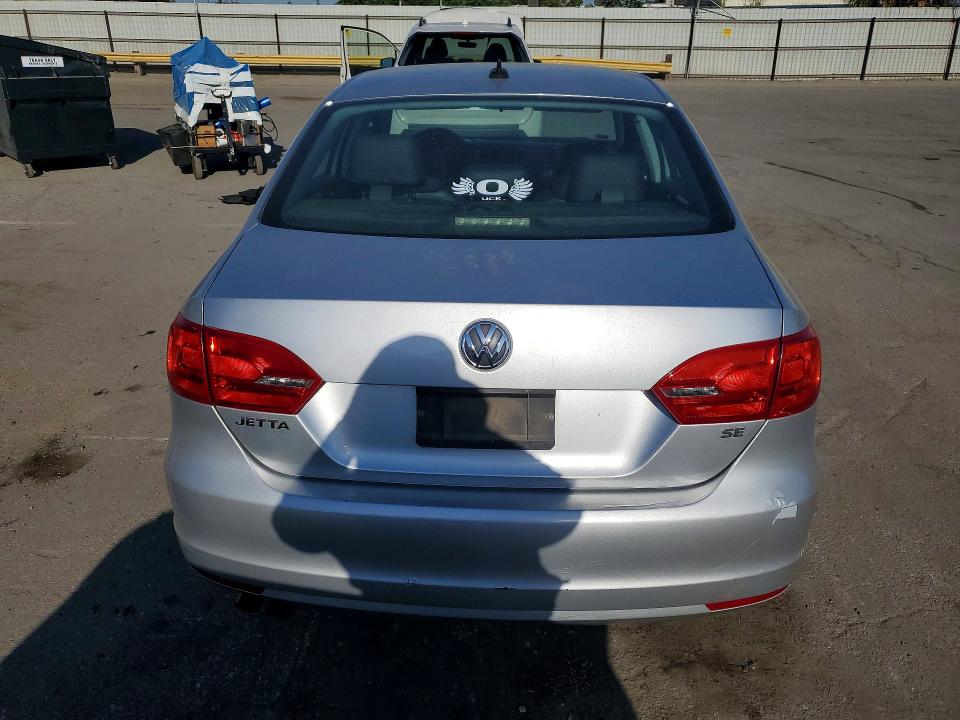 60974976 :رقم المزاد ، 3VWD17AJ4EM241897 vin ، 2014 Volkswagen Jetta مزاد بيع
