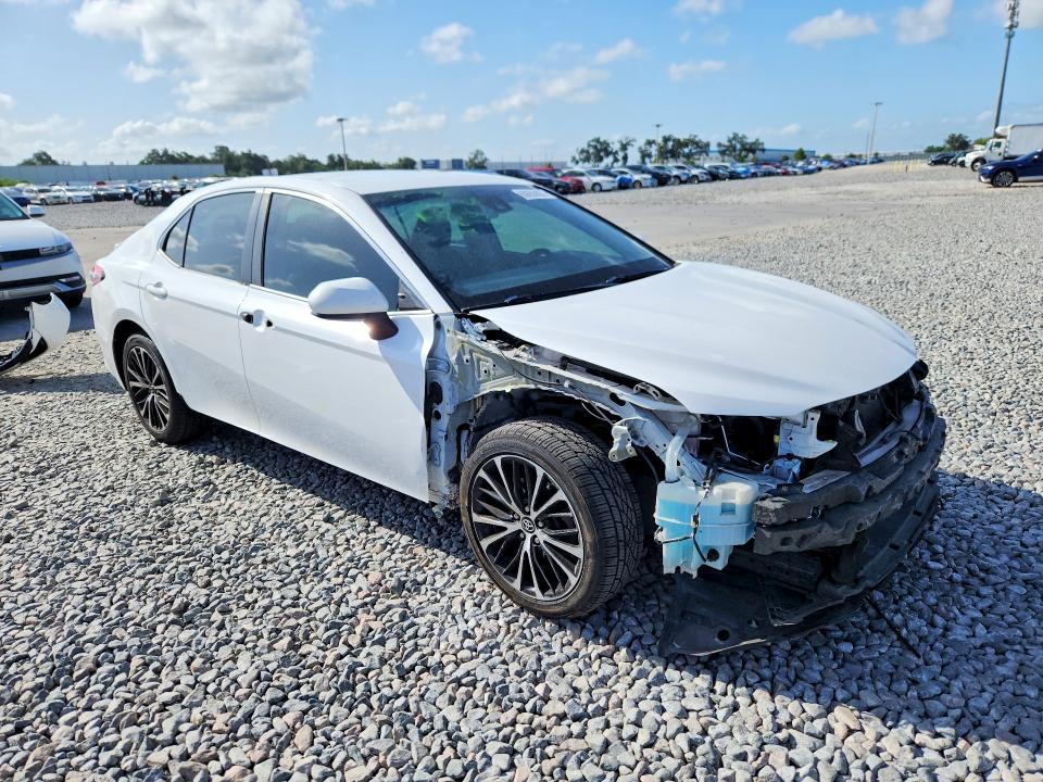 60650896 :رقم المزاد ، 4T1B11HK2JU568113 vin ، 2018 Toyota Camry مزاد بيع