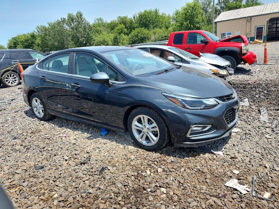 60882606 :رقم المزاد ، 1G1BE5SM8H7151641 vin ، 2017 Chevrolet Cruze مزاد بيع