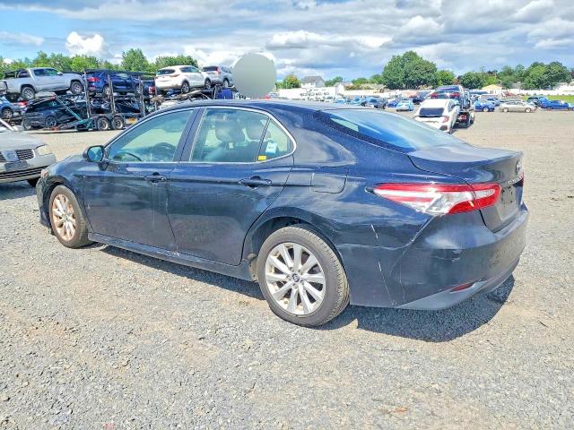 62709106 :رقم المزاد ، 4T1B11HK4JU070429 vin ، 2018 Toyota Camry مزاد بيع
