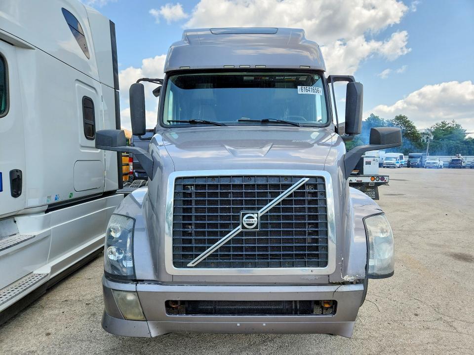 2015 Volvo Vnl 670 მანქანა იყიდება აუქციონზე, vin: 4V4NC9EH9FN922251, აუქციონის ნომერი: 61641656