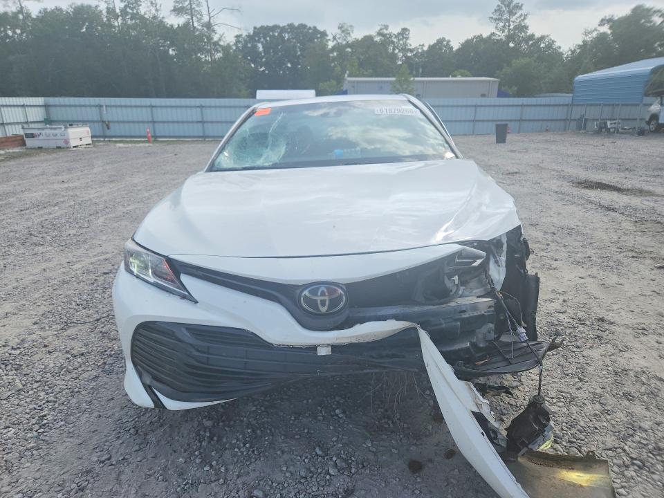 61879266 :رقم المزاد ، 4T1B11HK4JU082726 vin ، 2018 Toyota Camry مزاد بيع