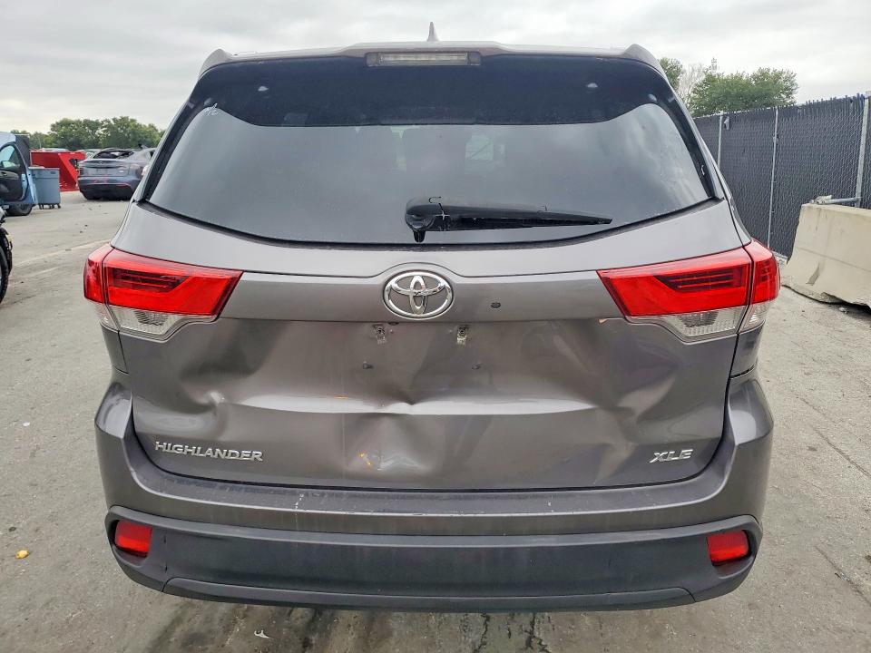 Продаж на аукціоні авто 2018 Toyota Highlander, vin: 5TDKZRFH1JS543095, номер лоту: 62709046