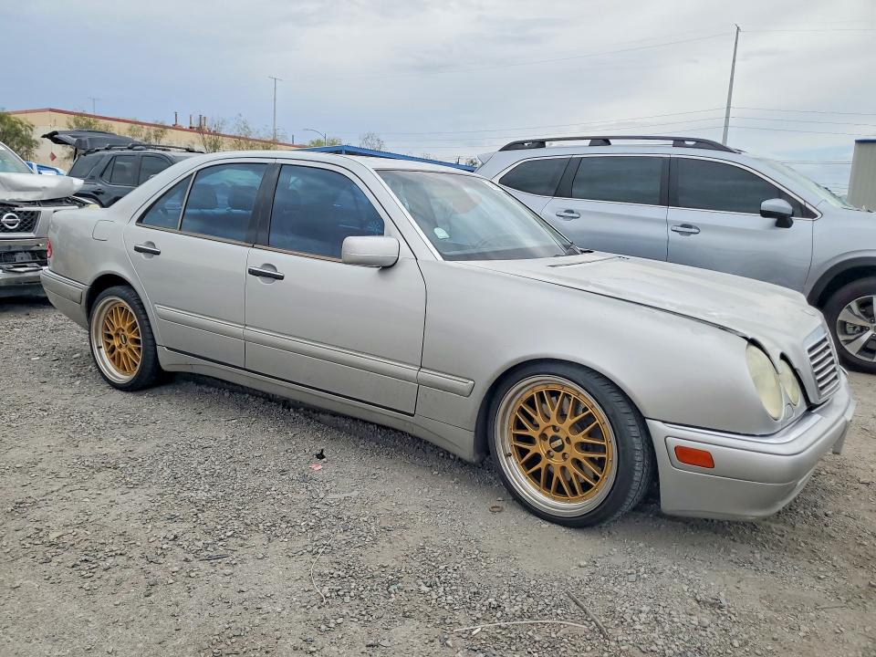 61617756 :رقم المزاد ، WDBJF74H4XA781748 vin ، 1999 Mercedes-benz E مزاد بيع