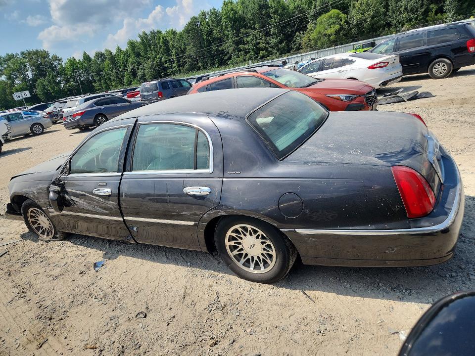 59534566 :رقم المزاد ، 1LNHM82WX1Y722520 vin ، 2001 Lincoln Town Car مزاد بيع