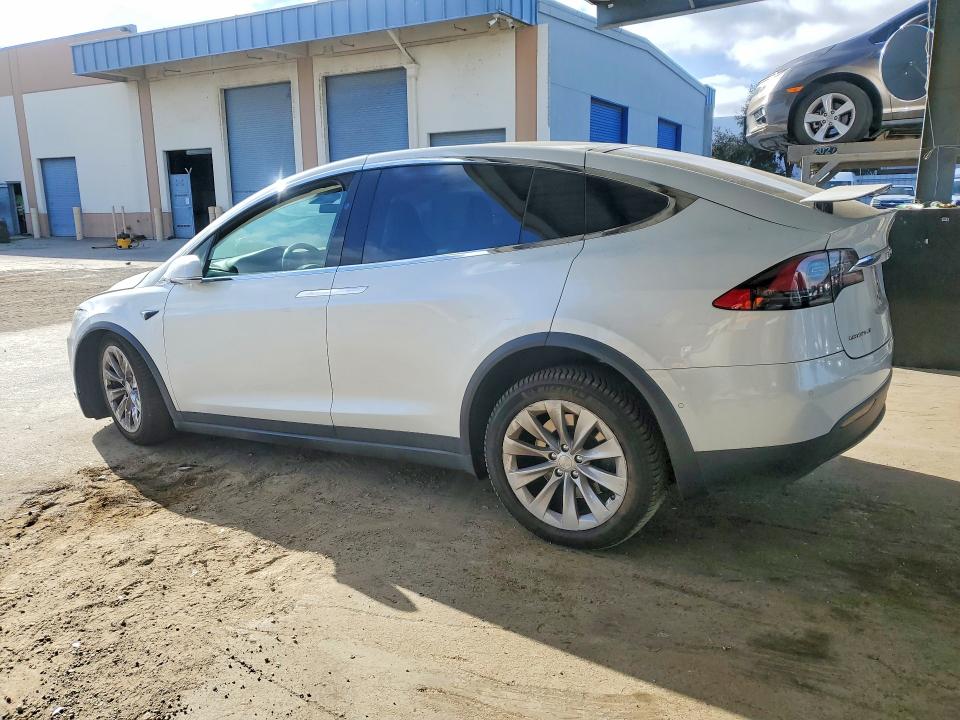 95588025 :رقم المزاد ، 5YJXCBE28JF141476 vin ، 2018 Tesla Model X مزاد بيع