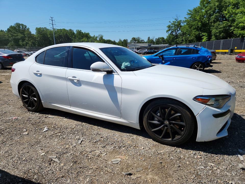 61247996 :رقم المزاد ، ZARFAEBN3H7555904 vin ، 2017 Alfa Romeo Giulia مزاد بيع
