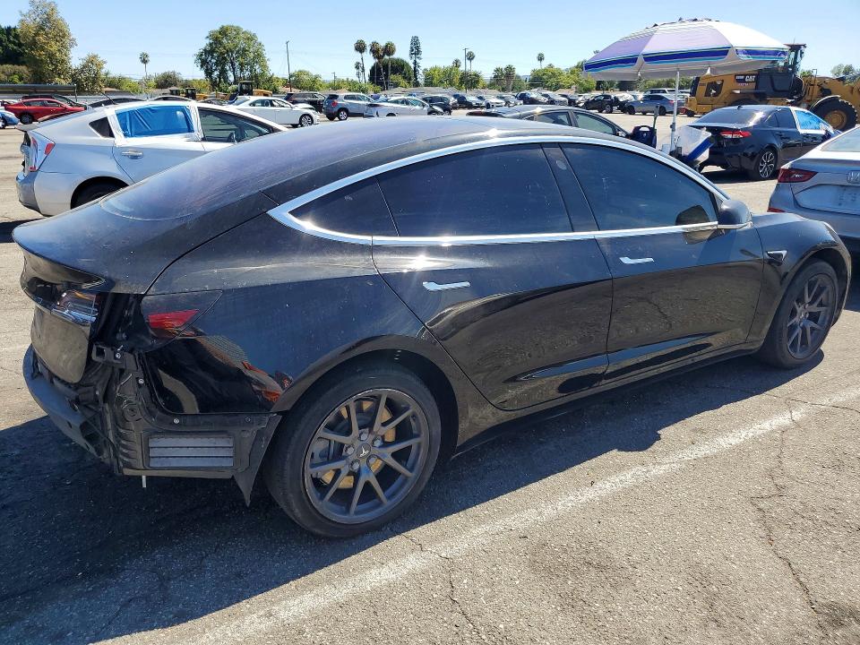 62295656 :رقم المزاد ، 5YJ3E1EA2JF123307 vin ، 2018 Tesla Model 3 مزاد بيع