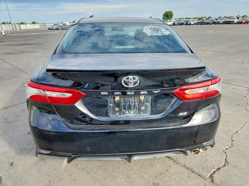 60826466 :رقم المزاد ، 4T1B11HK4JU083939 vin ، 2018 Toyota Camry مزاد بيع
