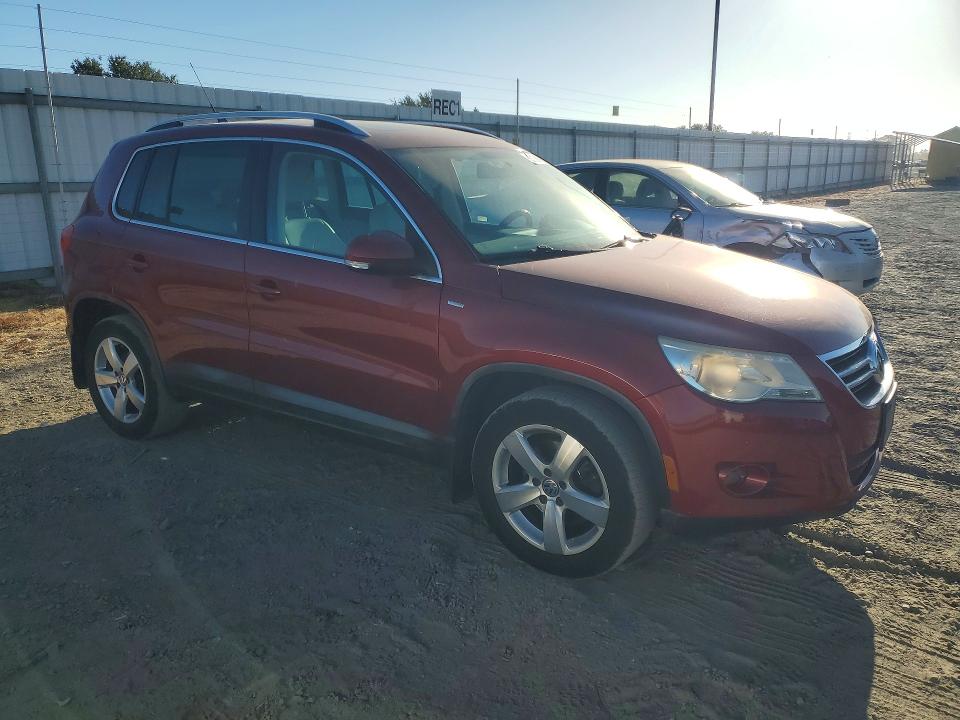 2010 Volkswagen Tiguan მანქანა იყიდება აუქციონზე, vin: WVGAV7AX4AW002306, აუქციონის ნომერი: 63136976