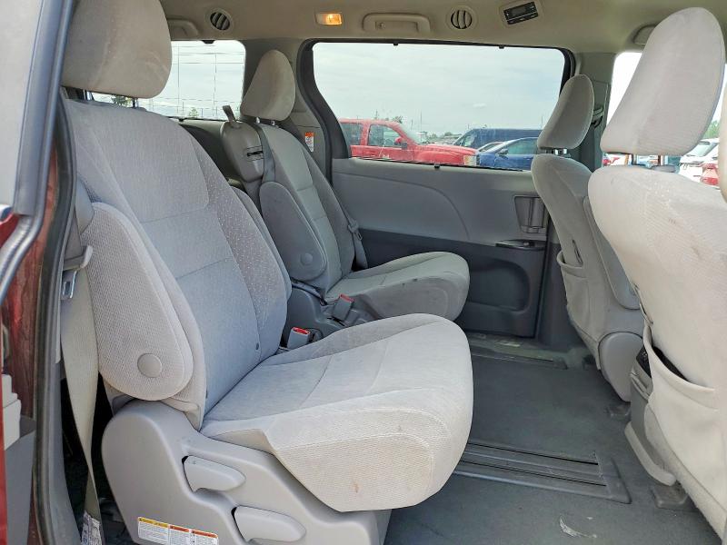 61811156 :رقم المزاد ، 5TDKZ3DC2KS983946 vin ، 2019 Toyota Sienna مزاد بيع