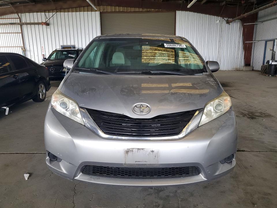 59686796 :رقم المزاد ، 5TDKK3DC6DS381798 vin ، 2013 Toyota Sienna مزاد بيع