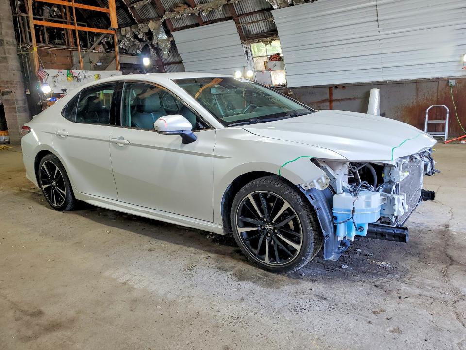 62817426 :رقم المزاد ، 4T1B61HK4JU061425 vin ، 2018 Toyota Camry مزاد بيع