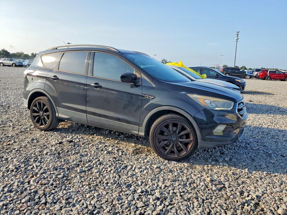 63032656 :رقم المزاد ، 1FMCU0GD7HUD16036 vin ، 2017 Ford Escape مزاد بيع