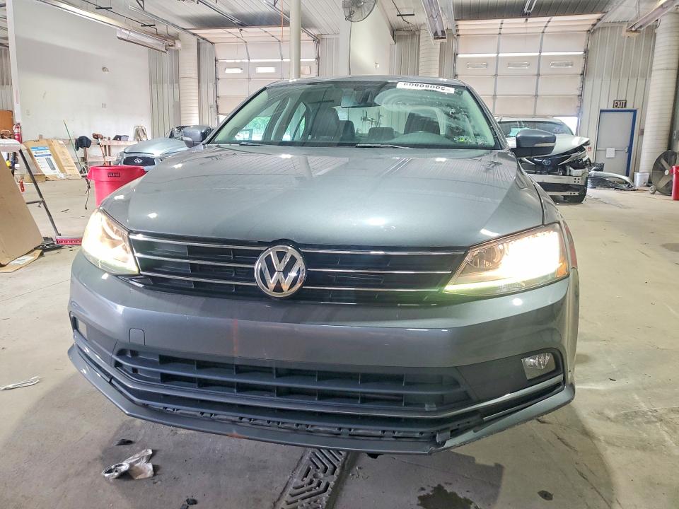 59808006 :رقم المزاد ، 3VWL17AJ2HM392642 vin ، 2017 Volkswagen Jetta مزاد بيع