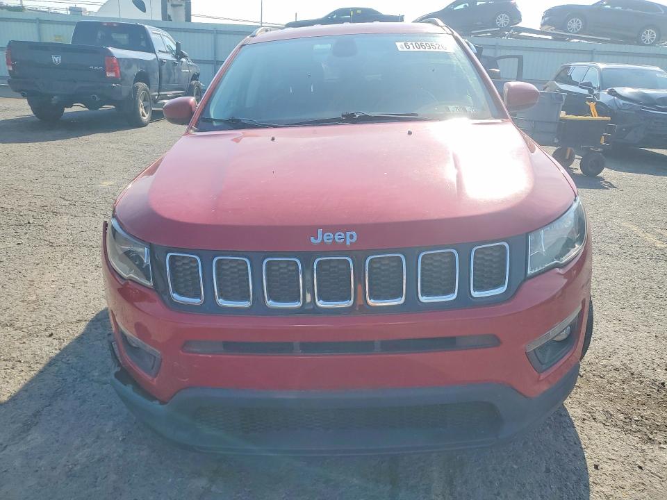 61069526 :رقم المزاد ، 3C4NJDBB1JT415535 vin ، 2018 Jeep Compass مزاد بيع