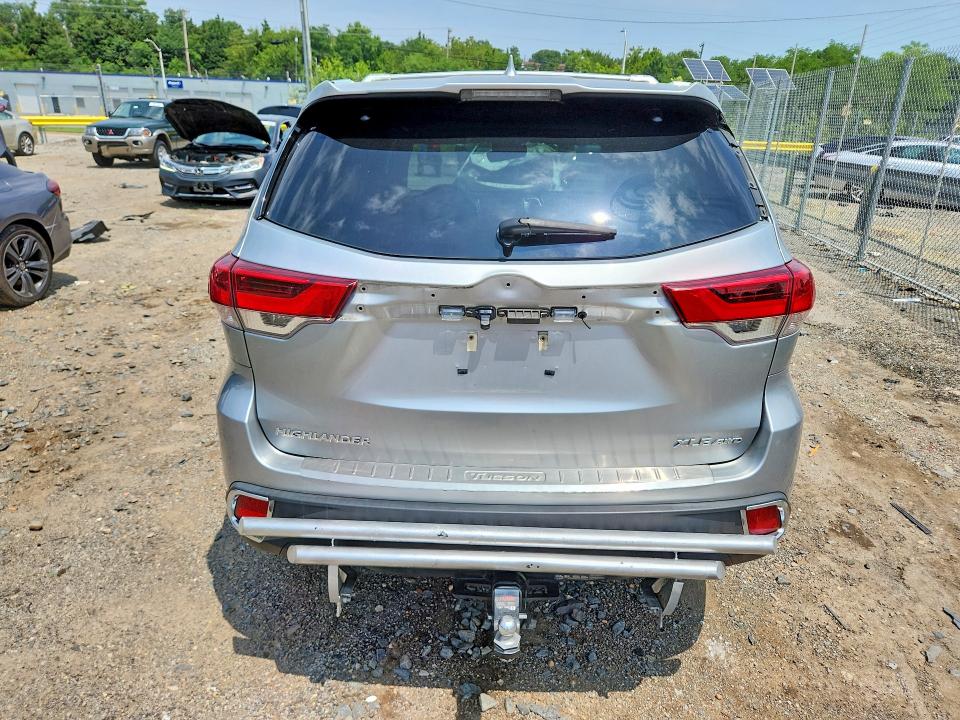 61324116 :رقم المزاد ، 5TDJZRFH2JS914440 vin ، 2018 Toyota Highlander مزاد بيع