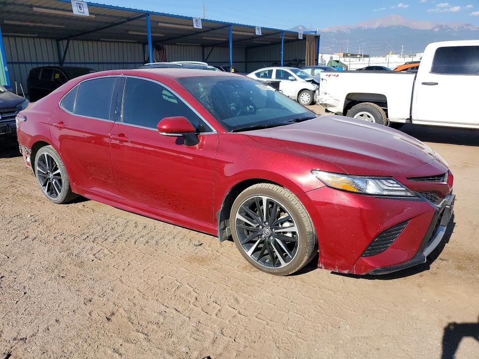 61619646 :رقم المزاد ، 4T1B61HK3JU630152 vin ، 2018 Toyota Camry مزاد بيع