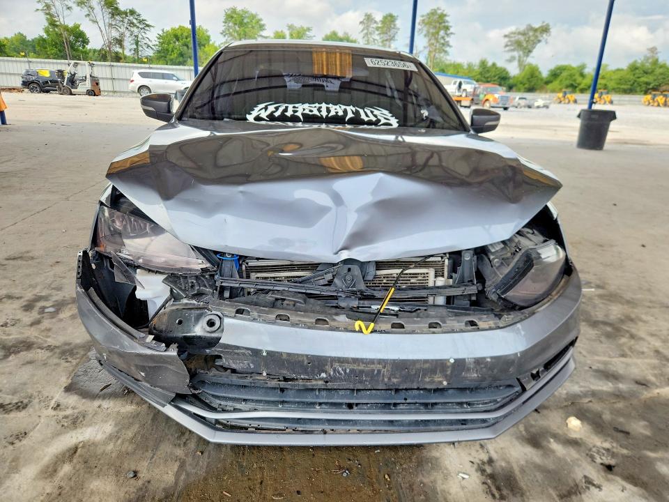 62523656 :رقم المزاد ، 3VWDB7AJ7HM395781 vin ، 2017 Volkswagen Jetta مزاد بيع