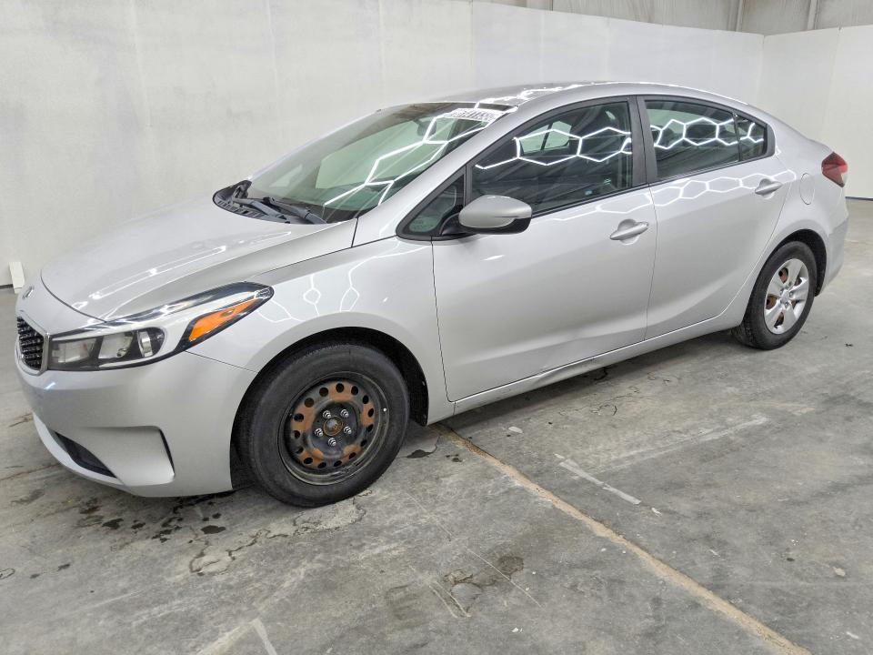61411386 :رقم المزاد ، 3KPFK4A76JE235275 vin ، 2018 Kia Forte مزاد بيع
