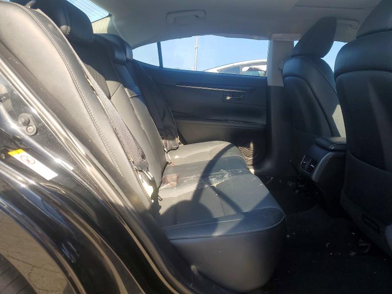 60261816 :رقم المزاد ، 58ABK1GG7JU115852 vin ، 2018 Lexus Es مزاد بيع