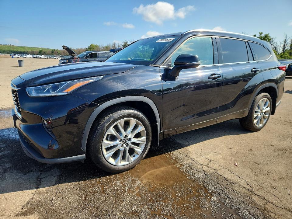 Auction sale of the 2022 Toyota Highlander, vin: 5TDDZRBH8NS567723, lot number: 63339676