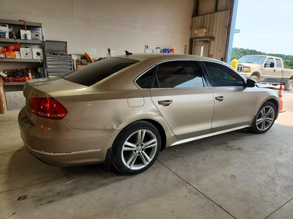 61118006 :رقم المزاد ، 1VWBT7A38FC033561 vin ، 2015 Volkswagen Passat مزاد بيع