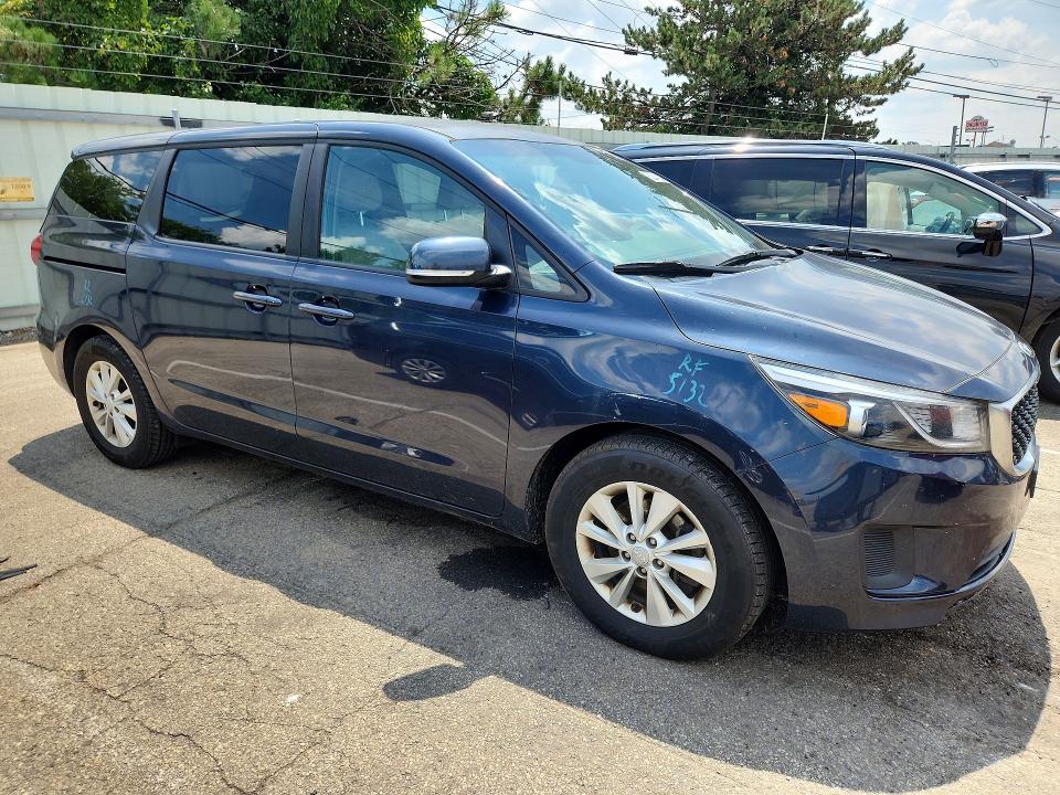 63241296 :رقم المزاد ، KNDMB5C12H6224635 vin ، 2017 Kia Sedona مزاد بيع