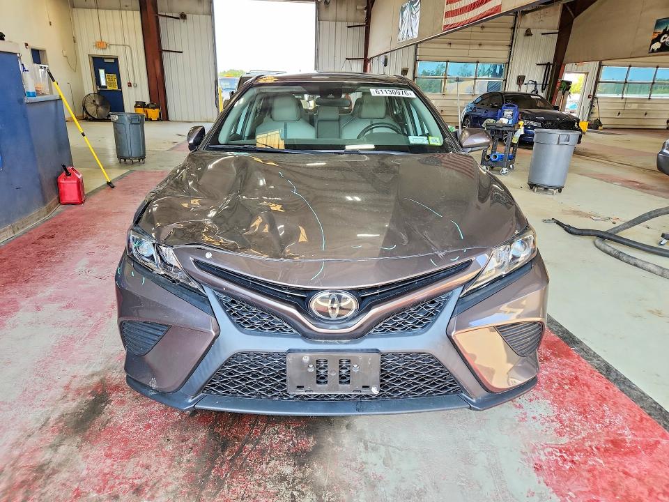 61130976 :رقم المزاد ، 4T1G11AKXLU917375 vin ، 2020 Toyota Camry مزاد بيع