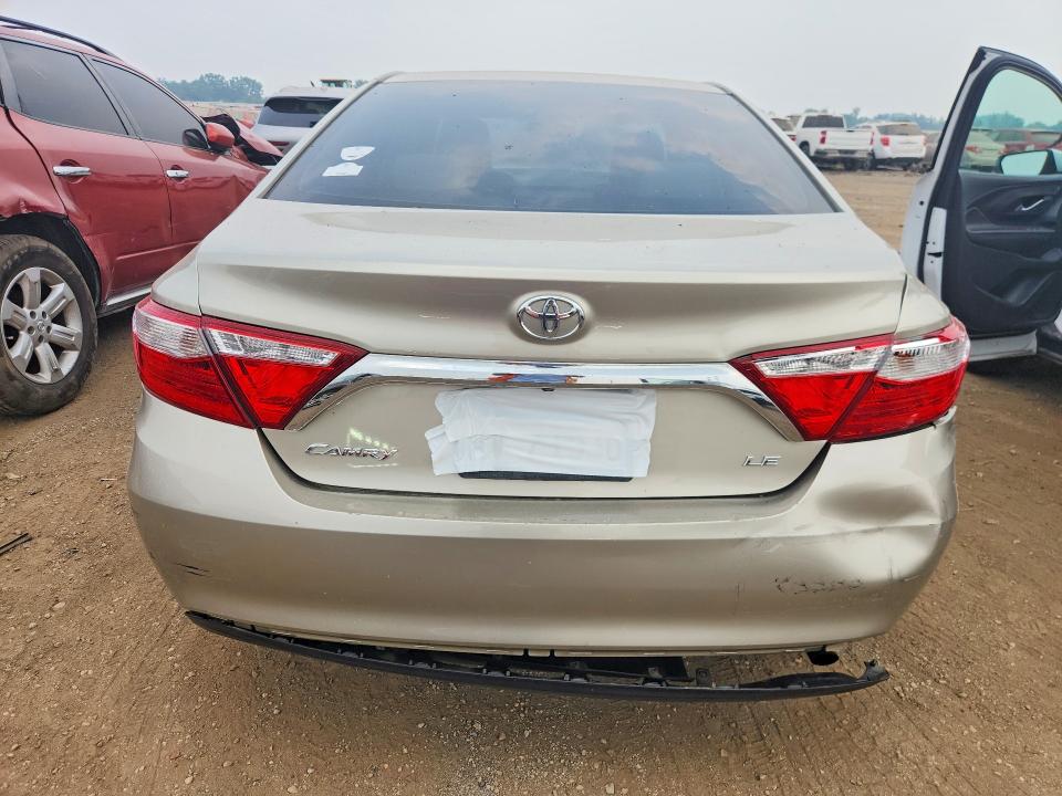60018706 :رقم المزاد ، 4T4BF1FK6FR450518 vin ، 2015 Toyota Camry مزاد بيع