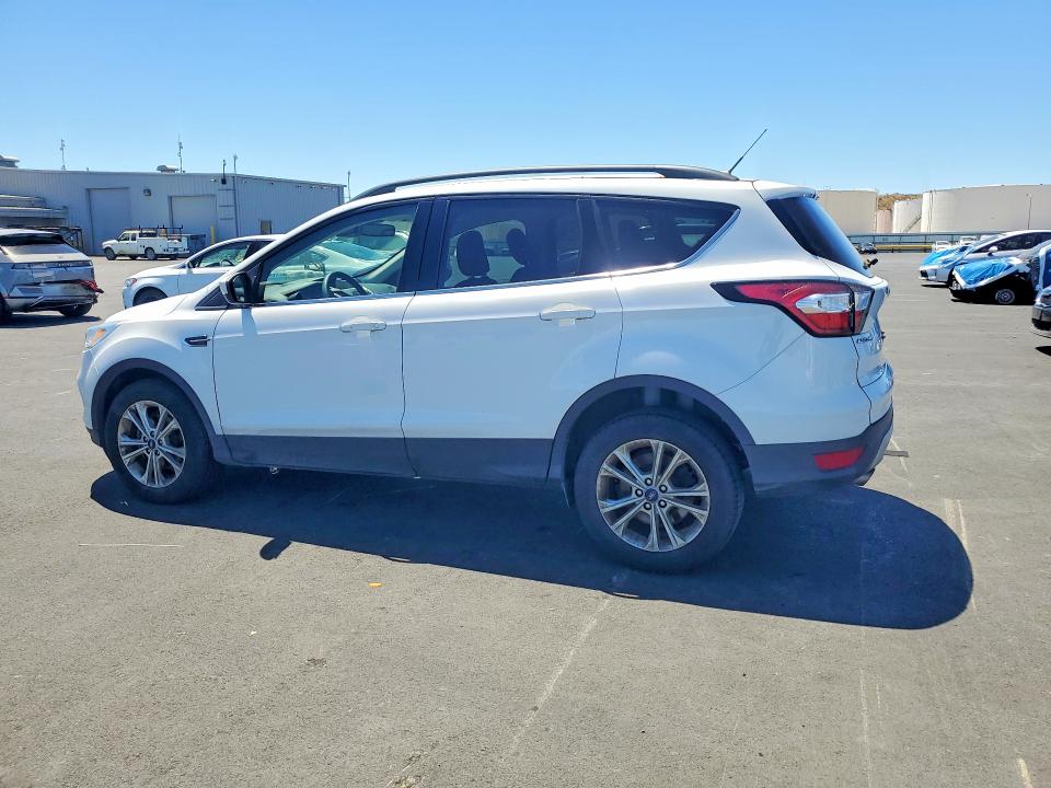62530866 :رقم المزاد ، 1FMCU0GD6JUD07995 vin ، 2018 Ford Escape مزاد بيع