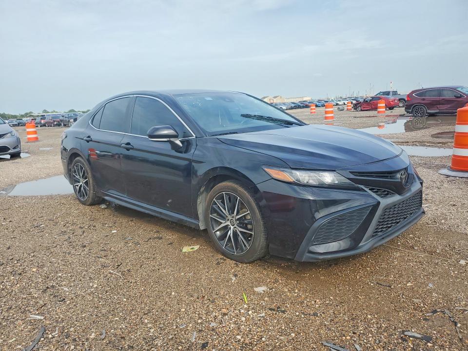 61279656 :رقم المزاد ، 4T1G11AKXNU618651 vin ، 2022 Toyota Camry مزاد بيع