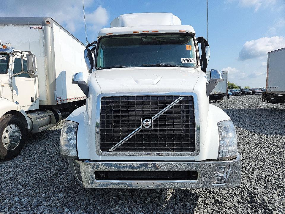 61099516 :رقم المزاد ، 4V4NC9EH8FN917672 vin ، 2015 Volvo Vn مزاد بيع