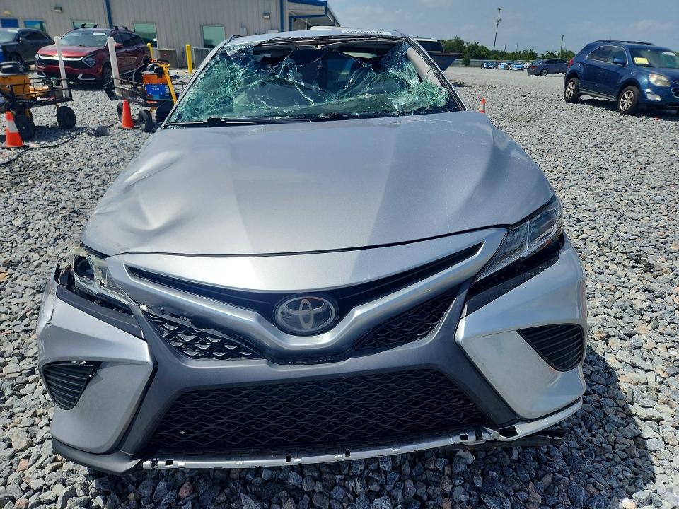 60362676 :رقم المزاد ، 4T1B11HK4JU597631 vin ، 2018 Toyota Camry مزاد بيع