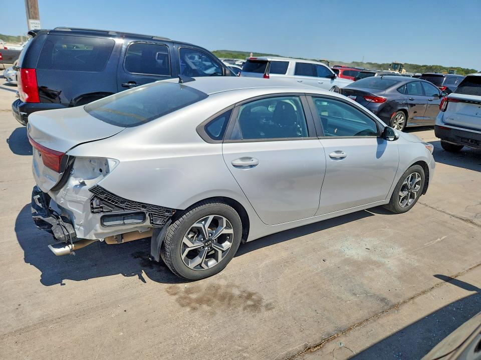 2020 Kia Forte მანქანა იყიდება აუქციონზე, vin: 3KPF24AD5LE186739, აუქციონის ნომერი: 63153986