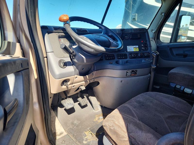 2015 Freightliner Cascadia მანქანა იყიდება აუქციონზე, vin: 3AKJGLD53FSBT5505, აუქციონის ნომერი: 62479146