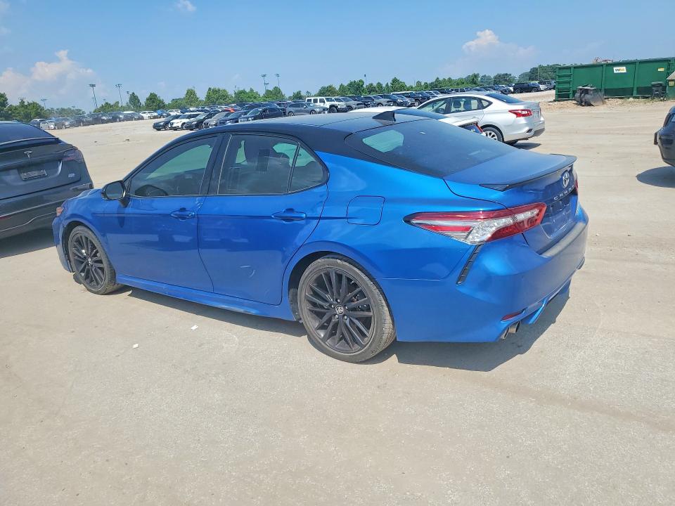 61417696 :رقم المزاد ، 4T1BZ1HKXJU006680 vin ، 2018 Toyota Camry مزاد بيع