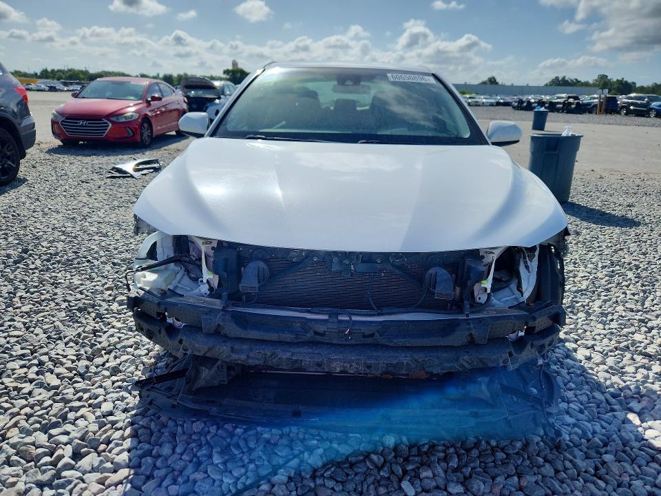 60650896 :رقم المزاد ، 4T1B11HK2JU568113 vin ، 2018 Toyota Camry مزاد بيع