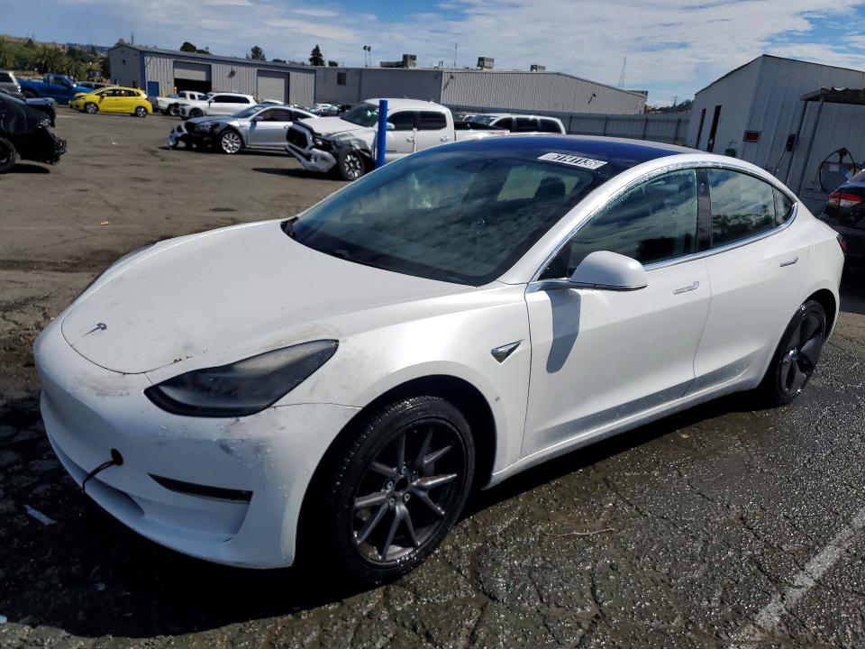 61141136 :رقم المزاد ، 5YJ3E1EA1JF013218 vin ، 2018 Tesla Model 3 مزاد بيع