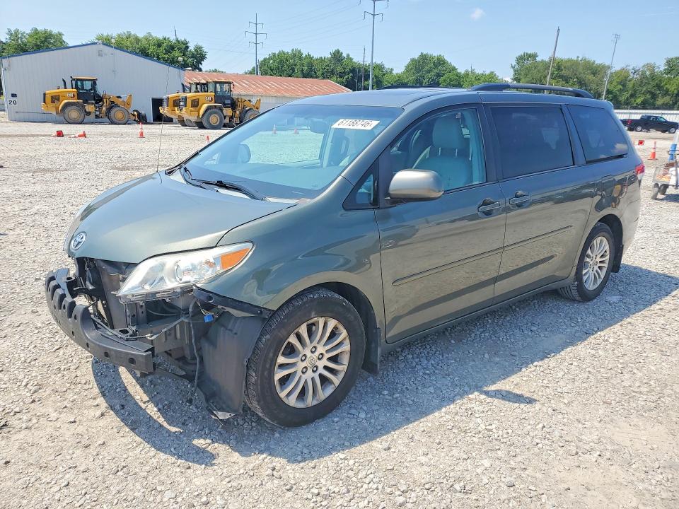 61188746 :رقم المزاد ، 5TDYK3DC2DS377998 vin ، 2013 Toyota Sienna مزاد بيع