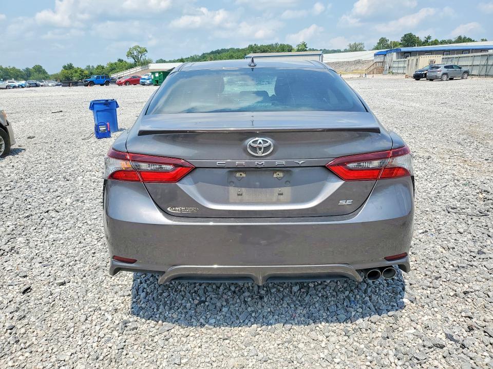 63326736 :رقم المزاد ، 4T1G11AKXMU573094 vin ، 2021 Toyota Camry مزاد بيع