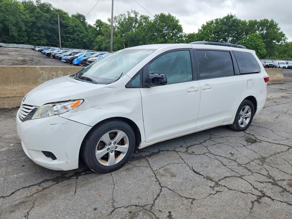 62761926 :رقم المزاد ، 5TDKK3DC4FS539039 vin ، 2015 Toyota Sienna مزاد بيع