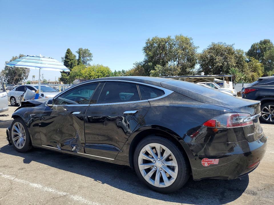 60255876 :رقم المزاد ، 5YJSA1E28JF239840 vin ، 2018 Tesla Model S مزاد بيع