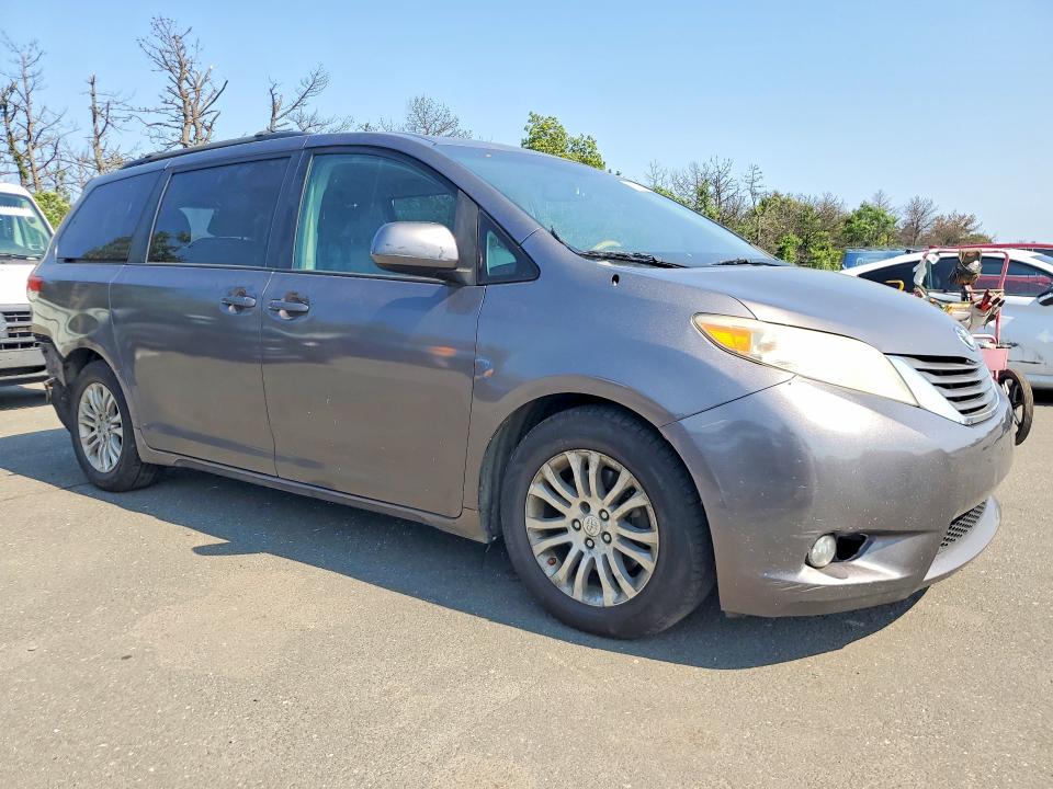58539126 :رقم المزاد ، 5TDYK3DC7BS066127 vin ، 2011 Toyota Sienna مزاد بيع